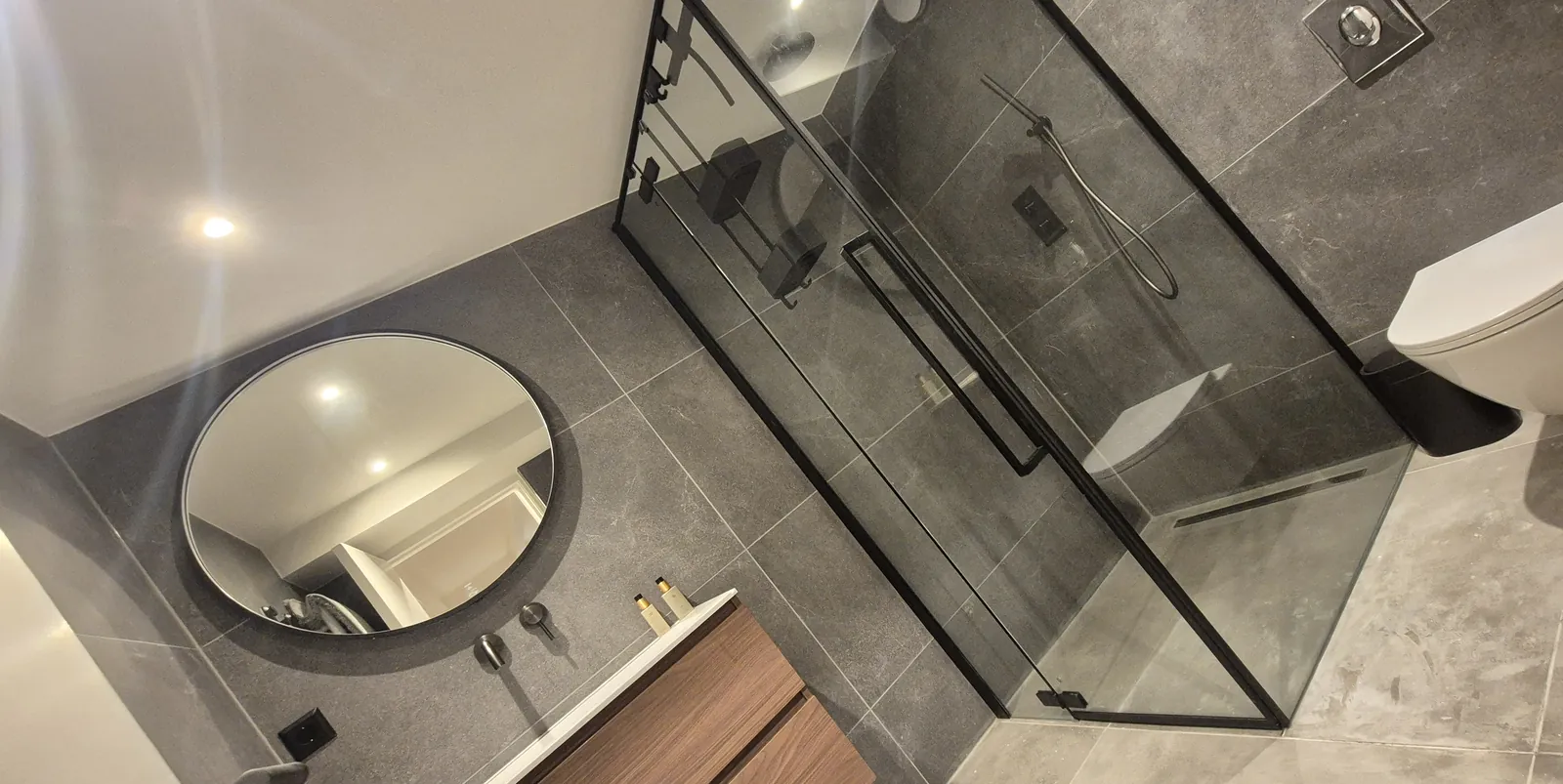 Badkamer met inloop-regendouche en wandtoilet