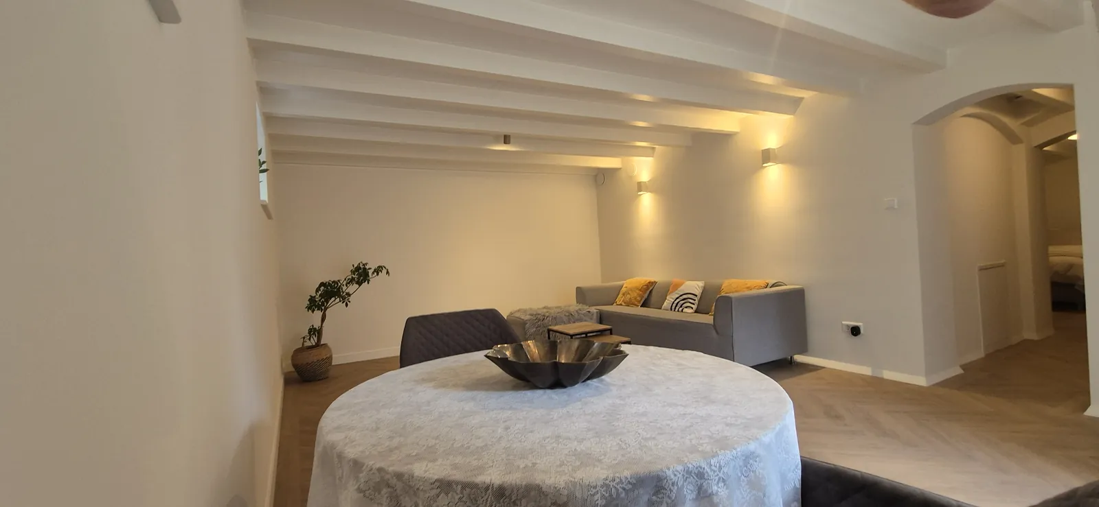 Eettafel met zicht op de woonkamer
