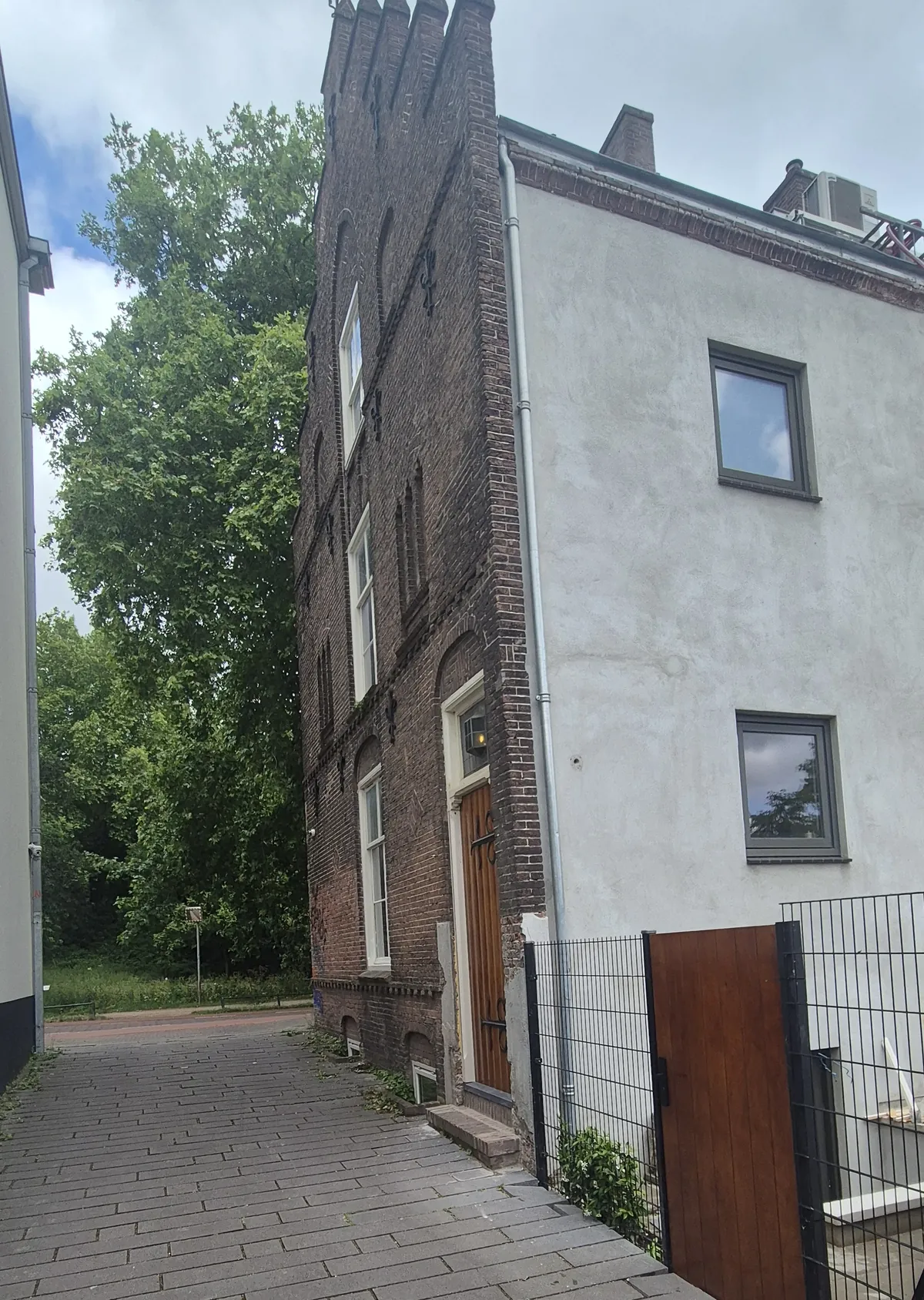 Zijgevel van Maliesingel 74 met de getrapte gevel, gezien vanaf het pad naast het huis