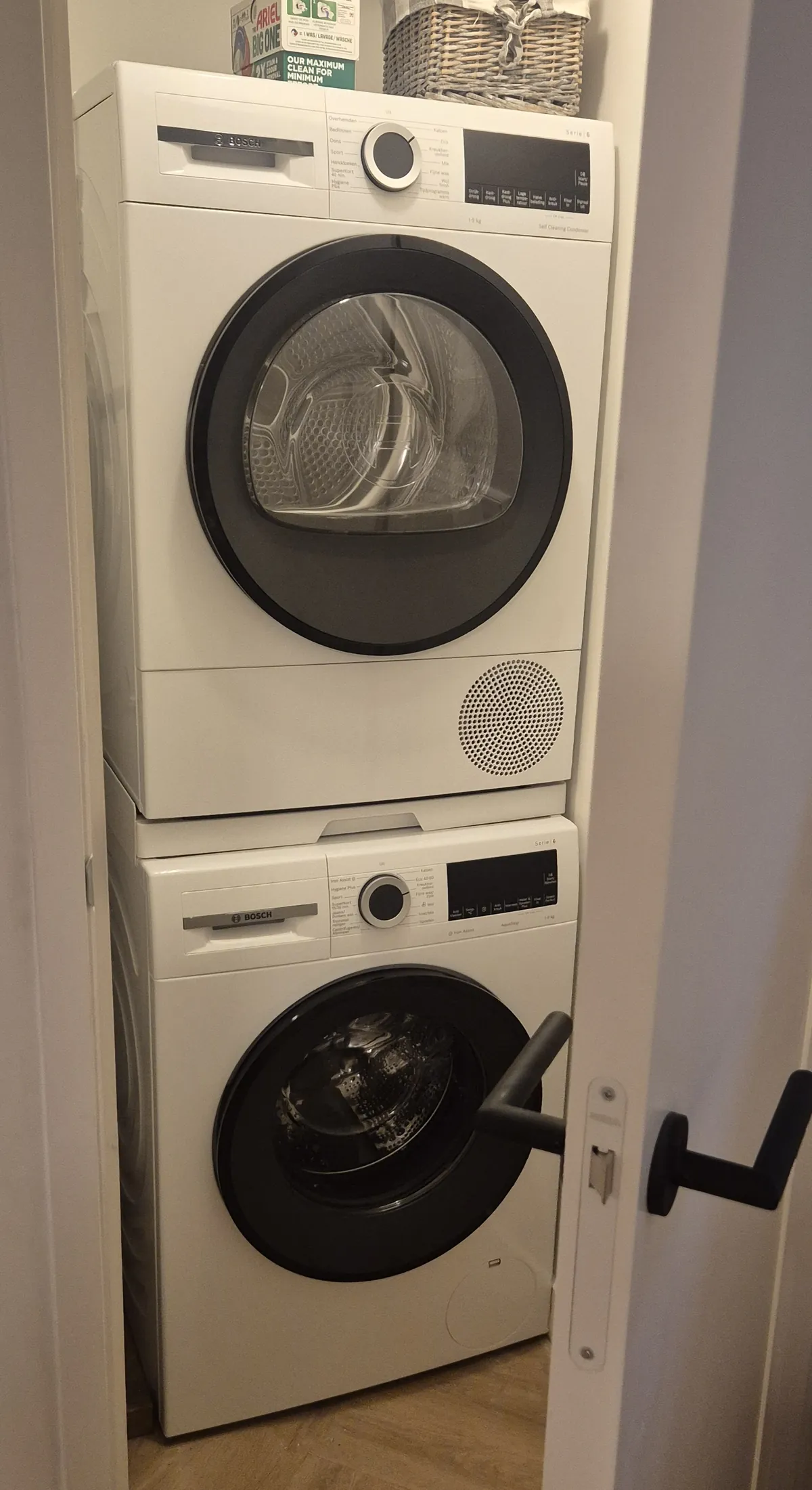 Aparte wasruimte met wasmachine en droger